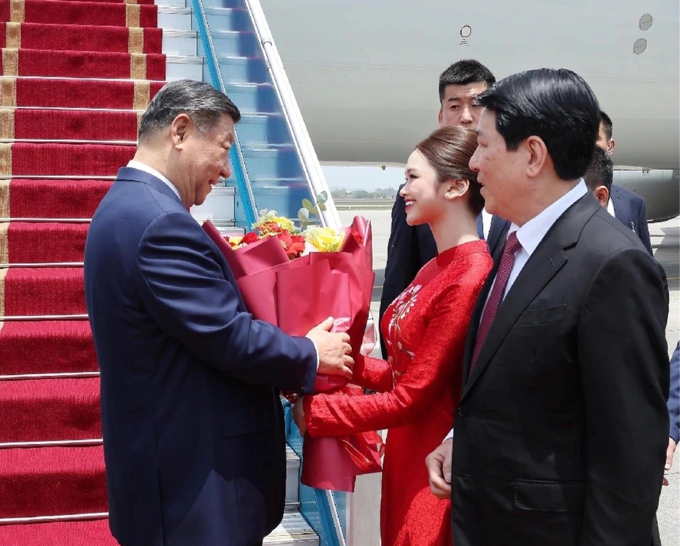 Mới đây, hình ảnh nữ sinh Việt Nam diện áo dài truyền thống màu đỏ tặng hoa chào đón cho chủ tịch Tập Cận Bình ghé thăm Việt Nam đã thu hút sự quan tâm của đông đảo người xem. Ngay lập tức, danh tính của cô gái đã được tìm ra. Được biết, nữ sinh tặng hoa là Đoàn Thị Xuân Linh, từng là sinh viên Học viện Ngoại giao, Hà Nội.