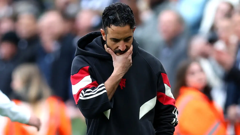 HLV Amorim tiếp tục gánh chịu thất bại vì yếu kém của học trò. Ảnh: GETTY. dàn sao Man United