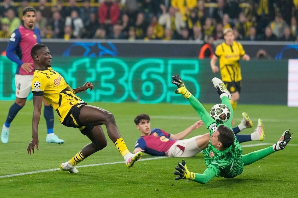 Hàng thủ đội khách mong manh trước sự tỏa sáng của Guirassy. Ảnh: GETTY. ly-do-barca-khong-the-vo-dich-uefa-champions-league (1).jpg
