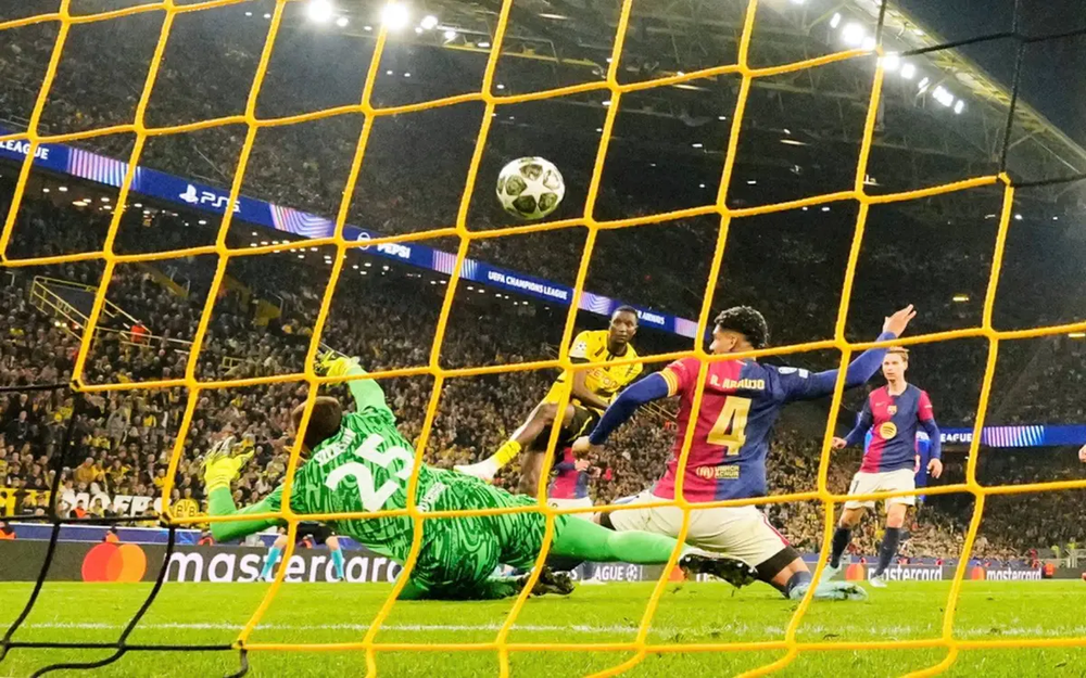 Serhou Guirassy 3 lần chọc thủng lưới Barca. Ảnh: GETTY. UEFA Champions League