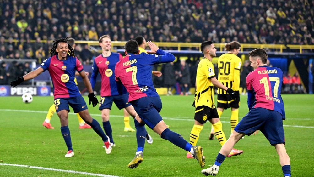 Đội bóng lớn của Tây Ban Nha ăn mừng sau trận thua Dortmund. Ảnh: GETTY. ly-do-barca-khong-the-vo-dich-uefa-champions-league (2).jpg