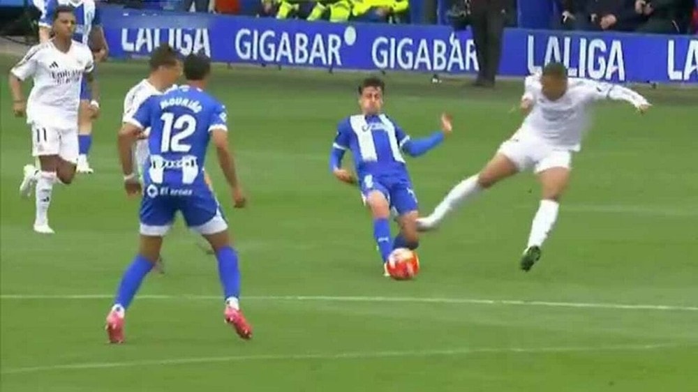 Pha vào bóng khiến Mbappe nhận thẻ đỏ trong trận đấu tại La Liga. ẢNH: MIRROR mbappe-real-madrid.jpg