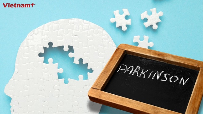 Ngoài run tay, người mắc Parkinson thường gặp tình trạng cơ bắp cứng đơ, khó đi lại, mất cân bằng, giảm biểu cảm trên khuôn mặt hoặc thay đổi giọng nói. (Nguồn: Vietnam+) parkinson.jpg