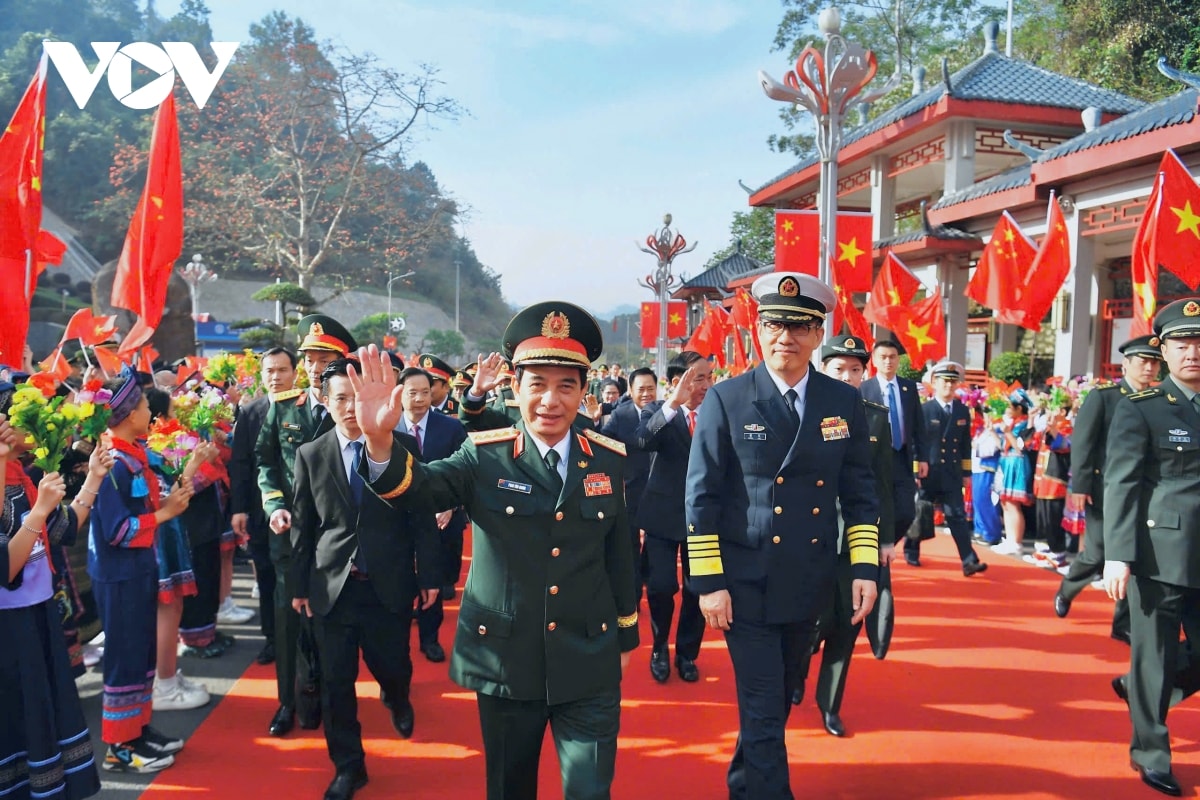Dai tuong phan van giang du giao luu huu nghi quoc phong bien gioi viet - trung hinh anh 10
