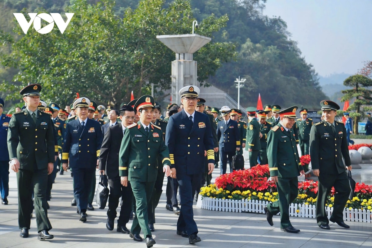 Dai tuong phan van giang du giao luu huu nghi quoc phong bien gioi viet - trung hinh anh 7