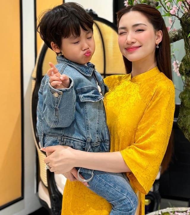 Bé Bo nói 4 chữ với bố, cư dân mạng ào vào khen lia lịa: Chứng tỏ Hoà Minzy dạy con xịn cỡ này!- Ảnh 1. Bé Bo nói 4 chữ với bố, cư dân mạng ào vào khen lia lịa: Chứng tỏ Hoà Minzy dạy con xịn cỡ này!- Ảnh 1.