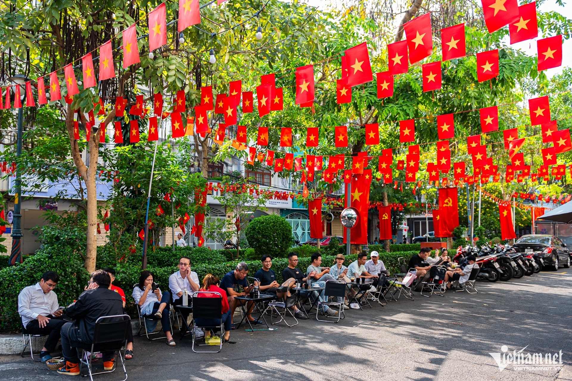 W-cờ đỏ sao vàng TPHCM.jpg