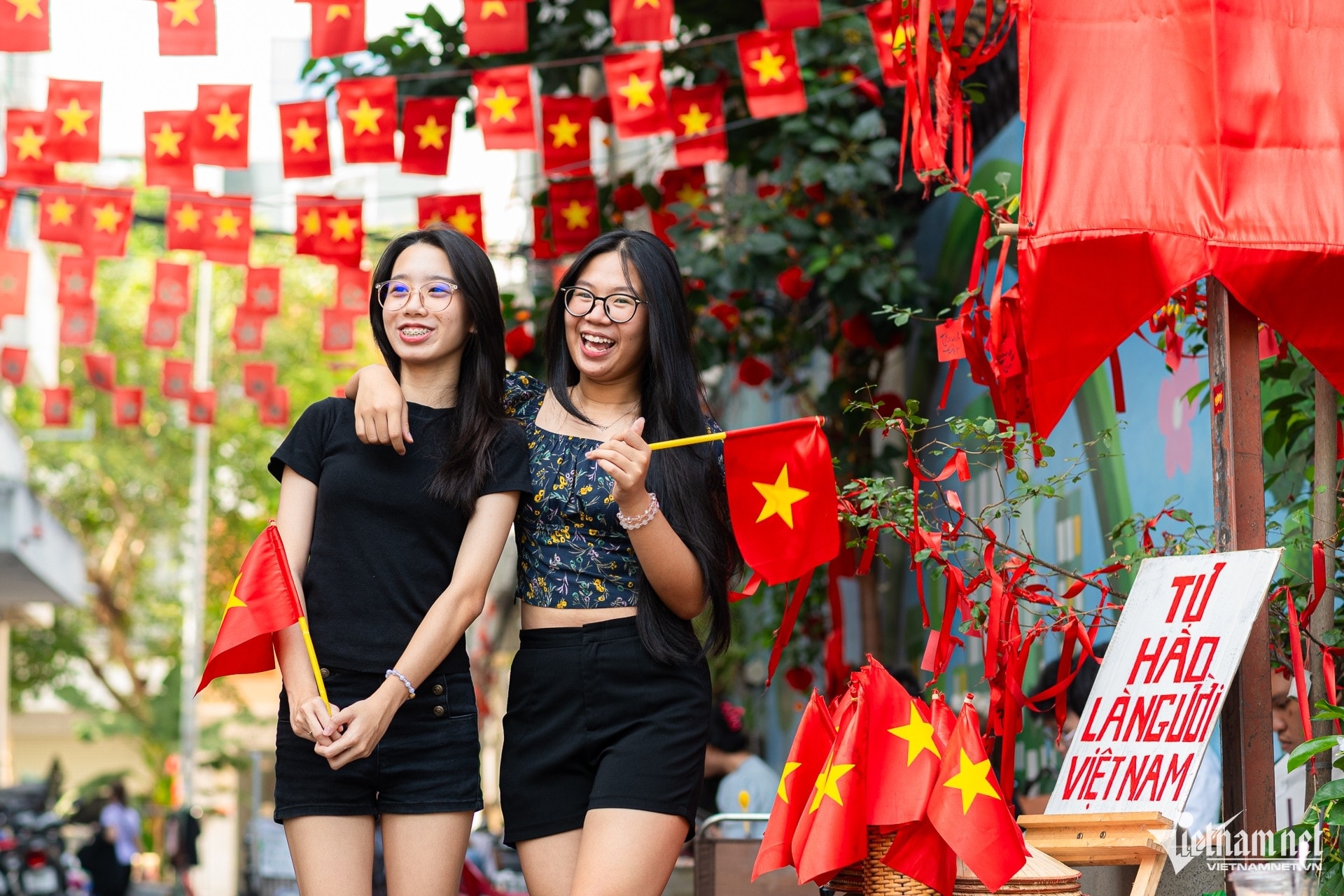 W-cờ đỏ sao vàng TPHCM 2.jpg