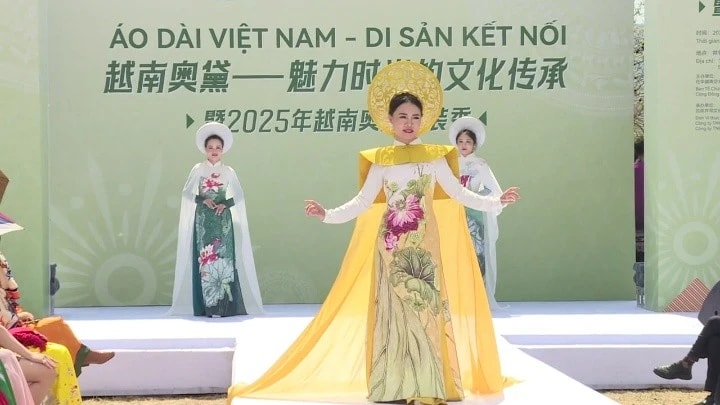 Áo Dài Việt Nam tỏa sáng trên sân khấu ở Bắc Kinh