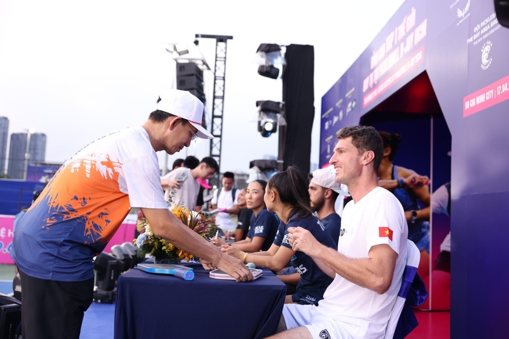 Các ngôi sao pickleball thế giới ký tặng CĐV Việt Nam. sao pickleball thế giới