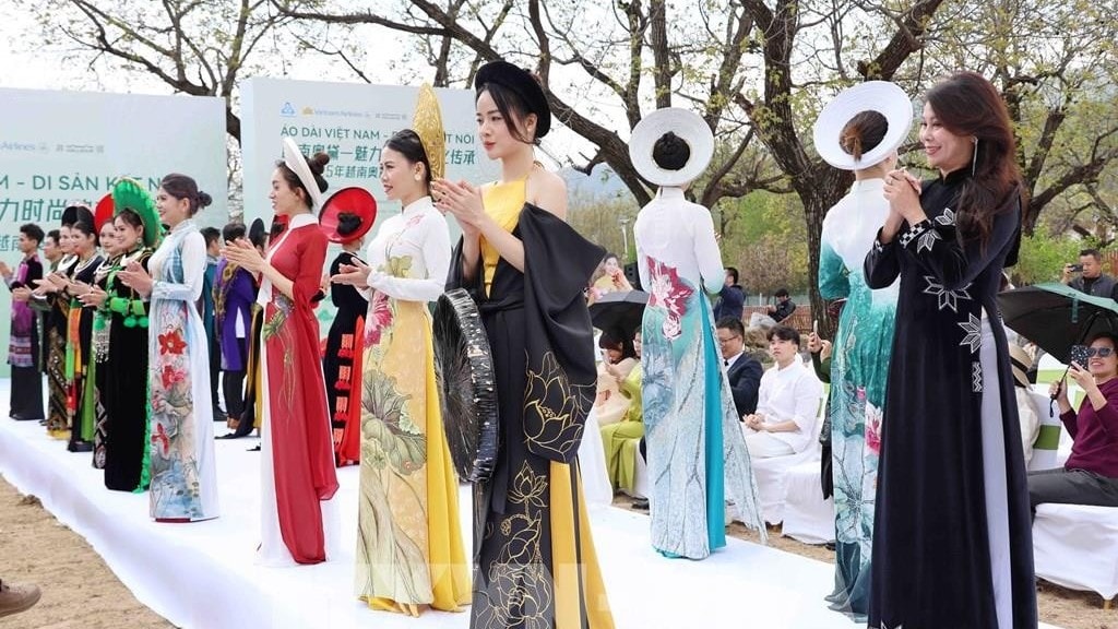 Áo dài Việt Nam rực rỡ tại Bắc Kinh