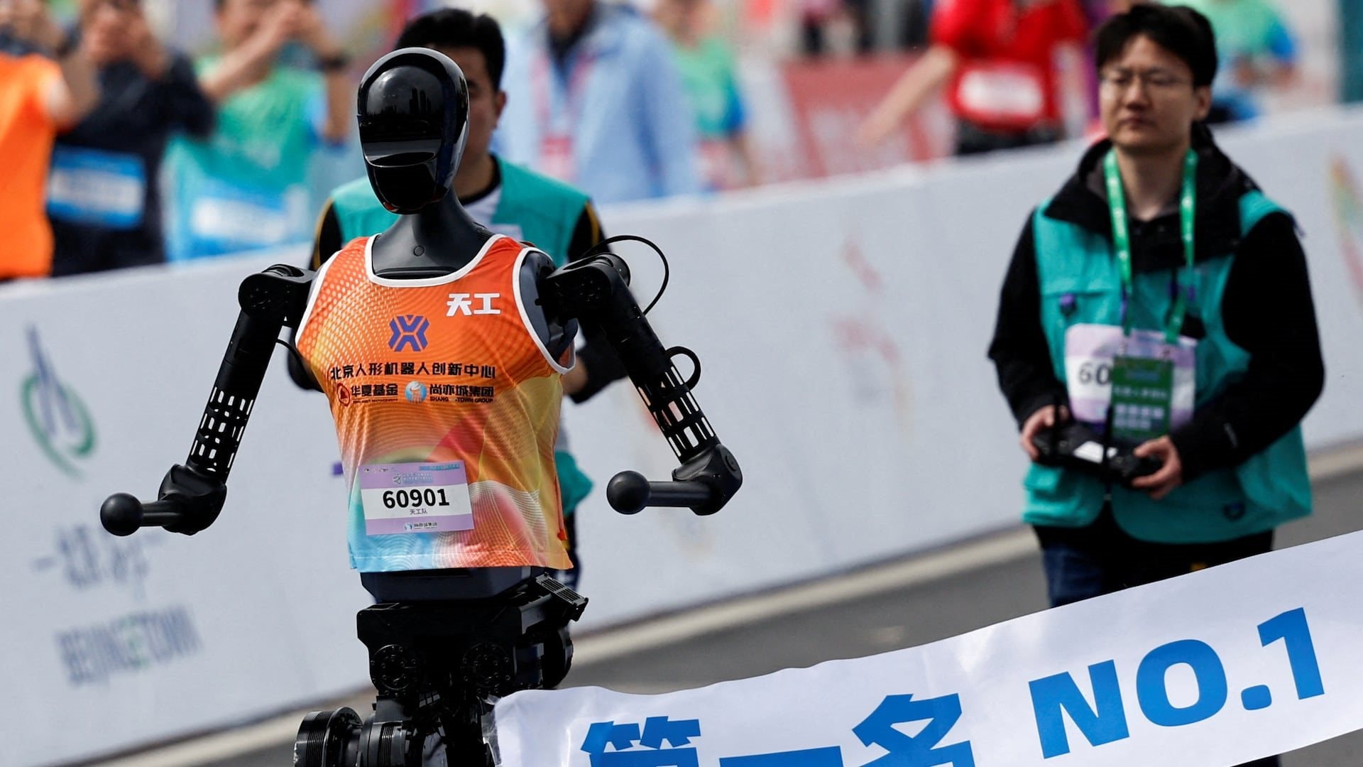 Trung Quốc cho robot chạy giải bán marathon đầu tiên trên thế giới 