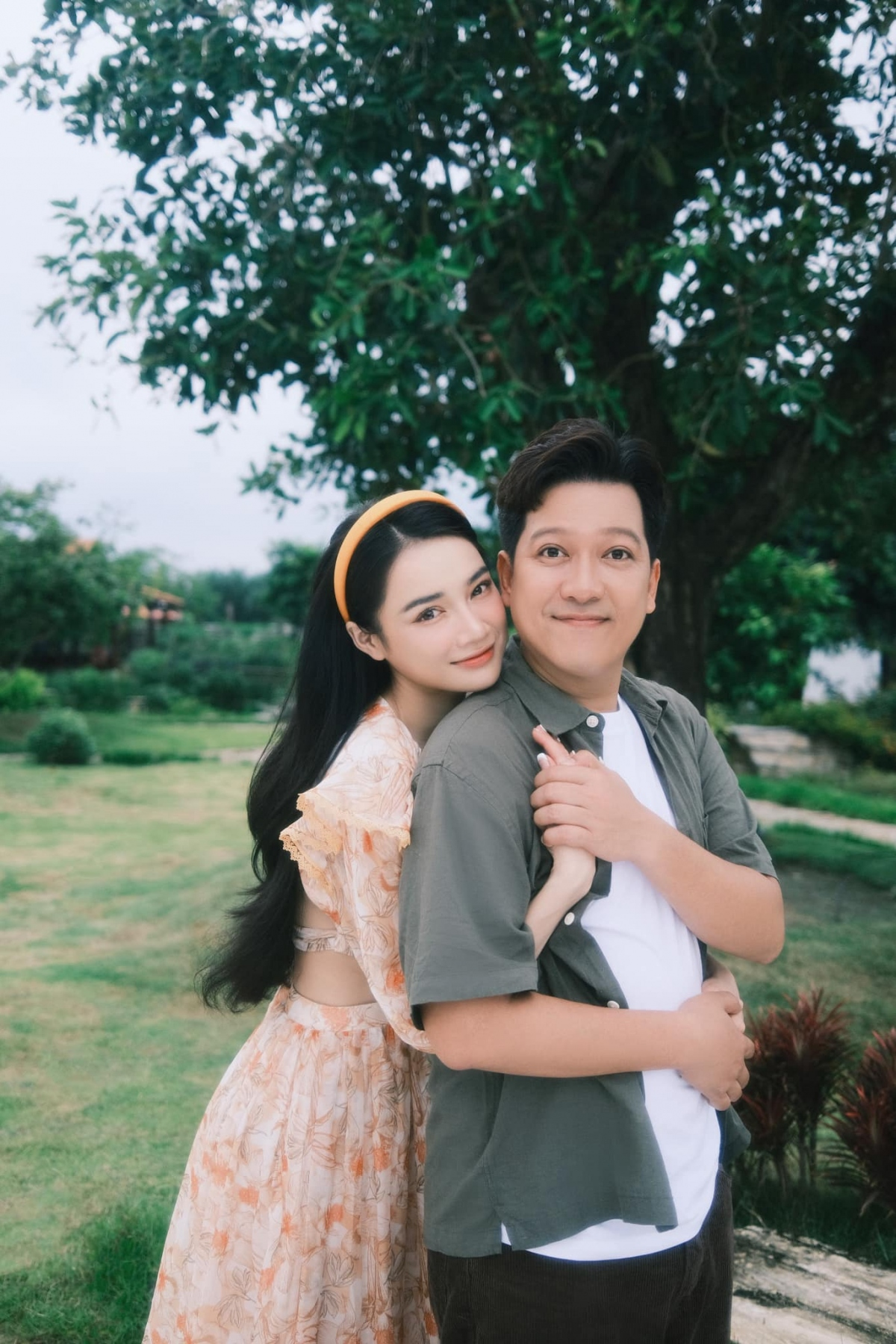 베트남 미인대회 출신 여성이 700억 VND 상당의 정원 별장과 여러 지방 및 도시에 빌라를 소유하게 되면서, 촬영장에서의 실제  로맨스를 통해 부자가 되었습니다.