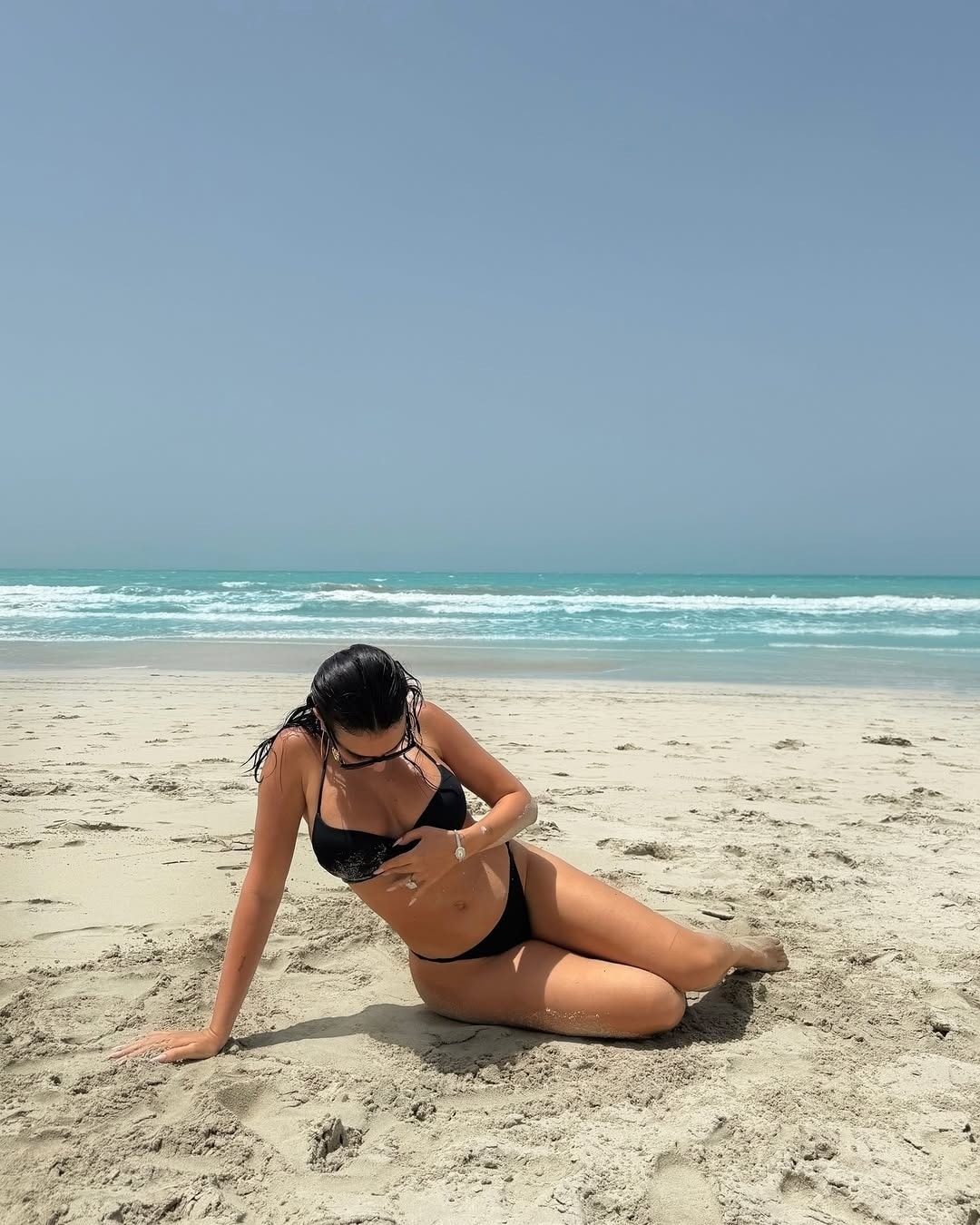 Bạn gái Ronaldo và dàn mỹ nhân diện bikini chào hè ảnh 2