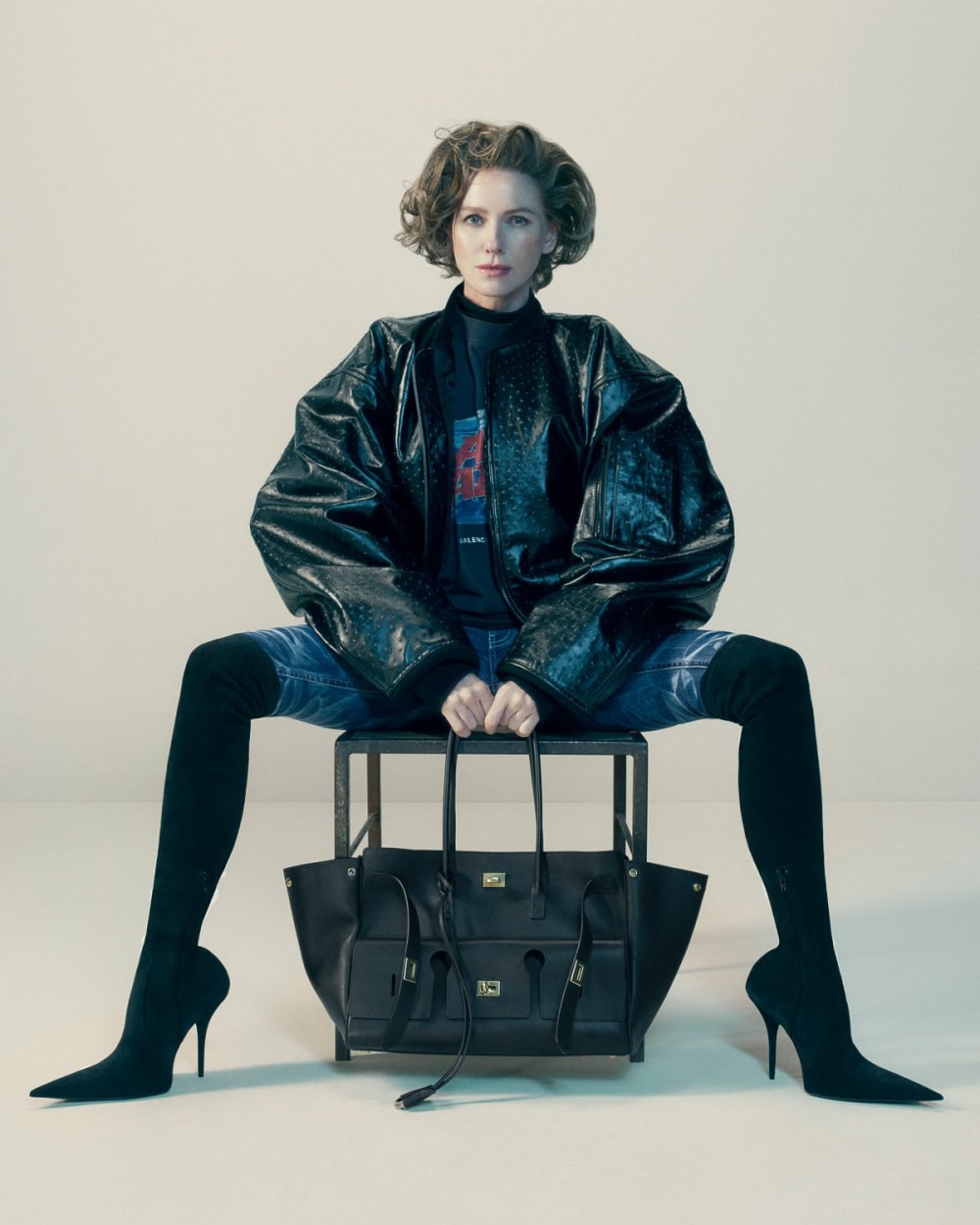 Mang dáng dấp của một “executive bag” đích thực, chiếc Bel Air đến từ Balenciaga là phá vỡ quan điểm rằng túi lớn đồng nghĩa với sự thô kệch. Thiết kế của Bel Air có thể mở hoặc đóng tuỳ tâm trạng, chất da mềm mượt và hoạ tiết màu bạc nổi bật như được may đo riêng để phù hợp với những outfit công sở của bạn. Chiếc túi này không chỉ đựng tài liệu hay laptop, mà còn chứa đựng khí chất không thể nhầm lẫn – tinh tế, tự tin và đầy bản lĩnh của cô nàng sở hữu nó.