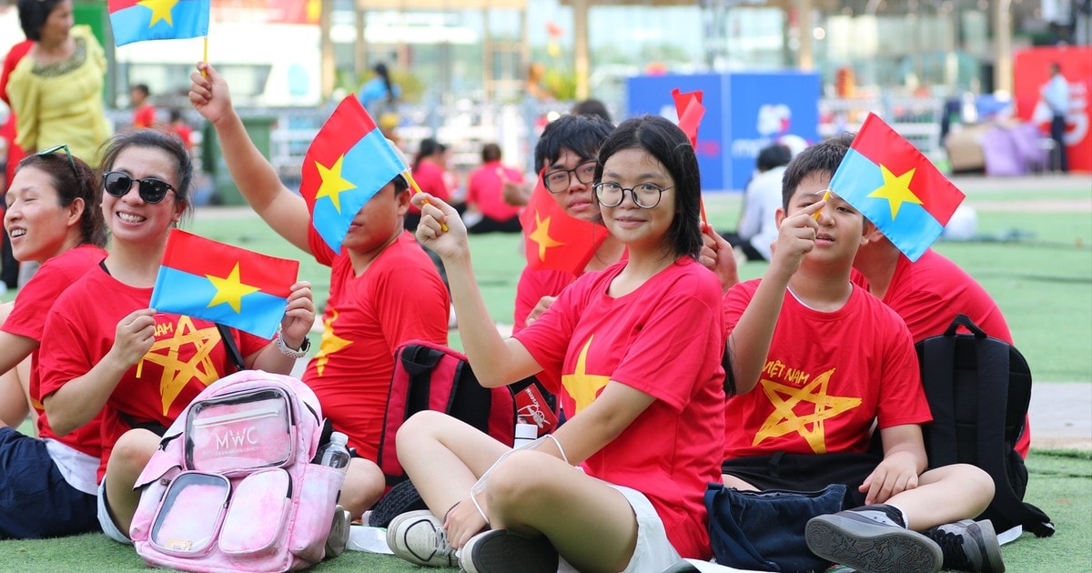 TP.HCM náo nức chờ pháo hoa tối 30-4: Người dân đến giữ chỗ từ sớm