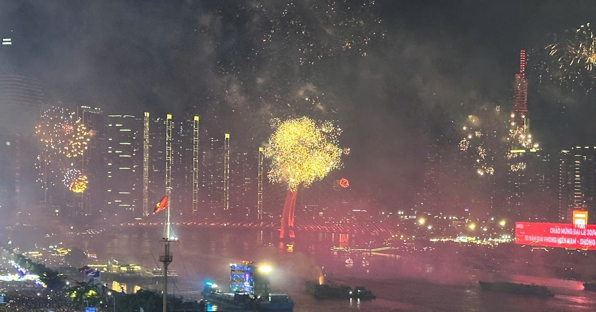 Người dân trầm trồ, mãn nhãn với màn bắn pháo hoa tối 30-4