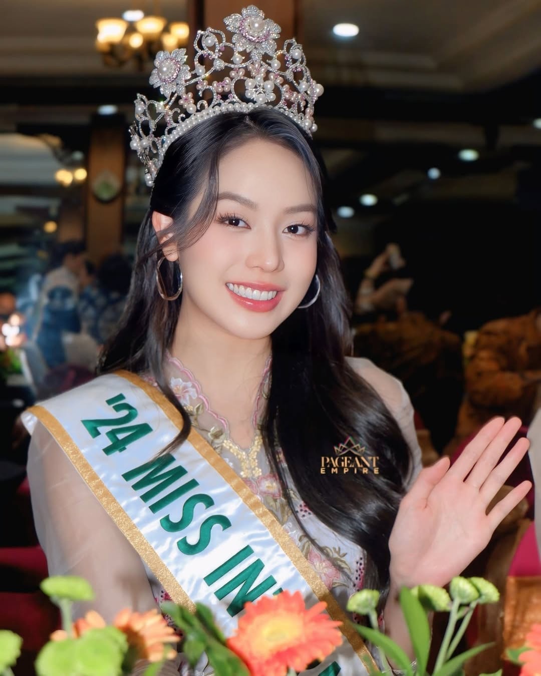 Thanh Thủy trong khung hình với 3 hoa hậu quốc tế ảnh 10