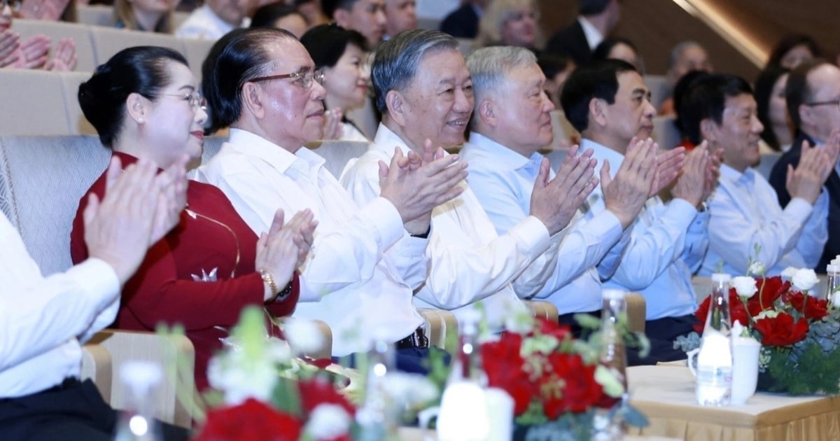 Tổng Bí thư dự chương trình nghệ thuật kỷ niệm 80 năm Chiến thắng phát xít