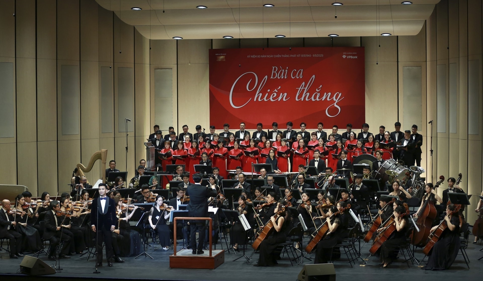 Tổng Bí thư dự chương trình nghệ thuật kỷ niệm 80 năm Chiến thắng phát xít - 2 Tổng Bí thư dự chương trình nghệ thuật kỷ niệm 80 năm Chiến thắng phát xít - 2