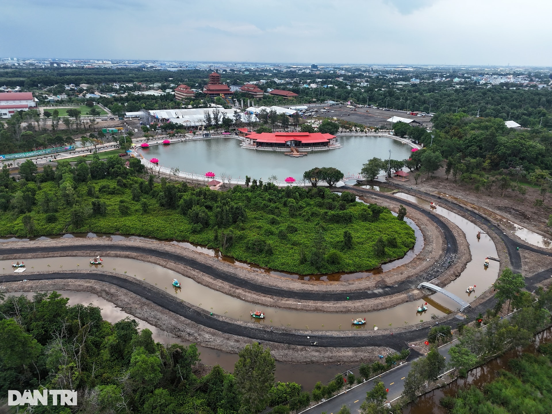 Cận cảnh nơi chiêm bái xá lợi Đức Phật và khai mạc Đại lễ Vesak 2025 - 8 Cận cảnh nơi chiêm bái xá lợi Đức Phật và khai mạc Đại lễ Vesak 2025 - 8