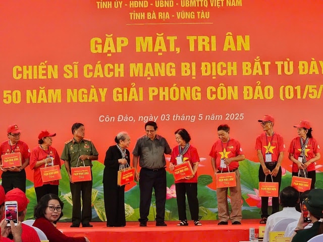 Thủ tướng Phạm Minh Chính gặp mặt, tri ân chiến sĩ cách mạng bị địch bắt tù đày tại Côn Đảo- Ảnh 2. Thủ tướng Phạm Minh Chính gặp mặt, tri ân chiến sĩ cách mạng bị địch bắt tù đày tại Côn Đảo- Ảnh 2.
