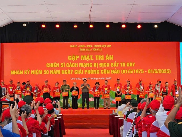 Thủ tướng Phạm Minh Chính gặp mặt, tri ân chiến sĩ cách mạng bị địch bắt tù đày tại Côn Đảo Thủ tướng Phạm Minh Chính gặp mặt, tri ân chiến sĩ cách mạng bị địch bắt tù đày tại Côn Đảo