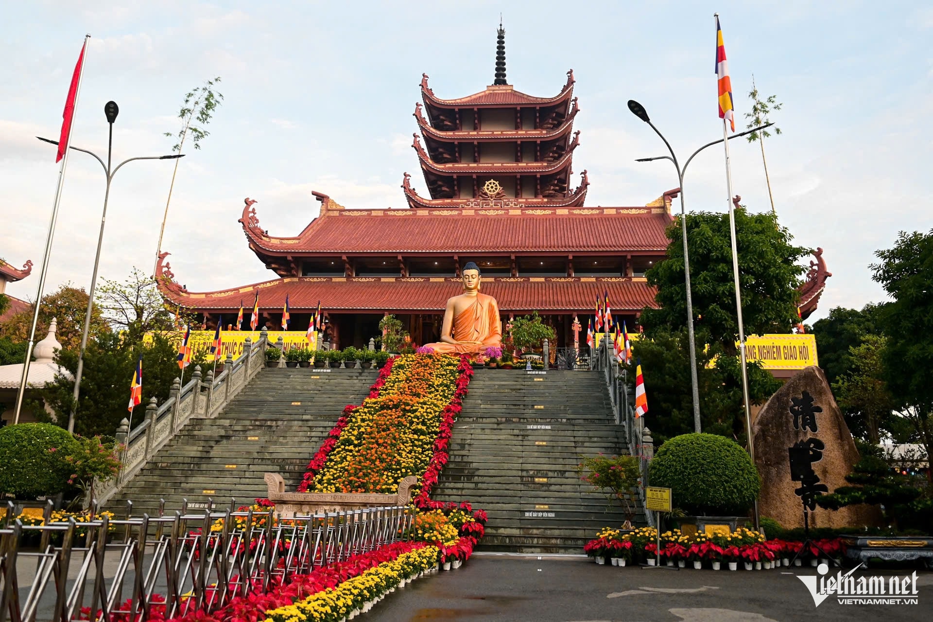 Hàng nghìn người dân đợi từ khuya để chiêm bái xá lợi Phật
