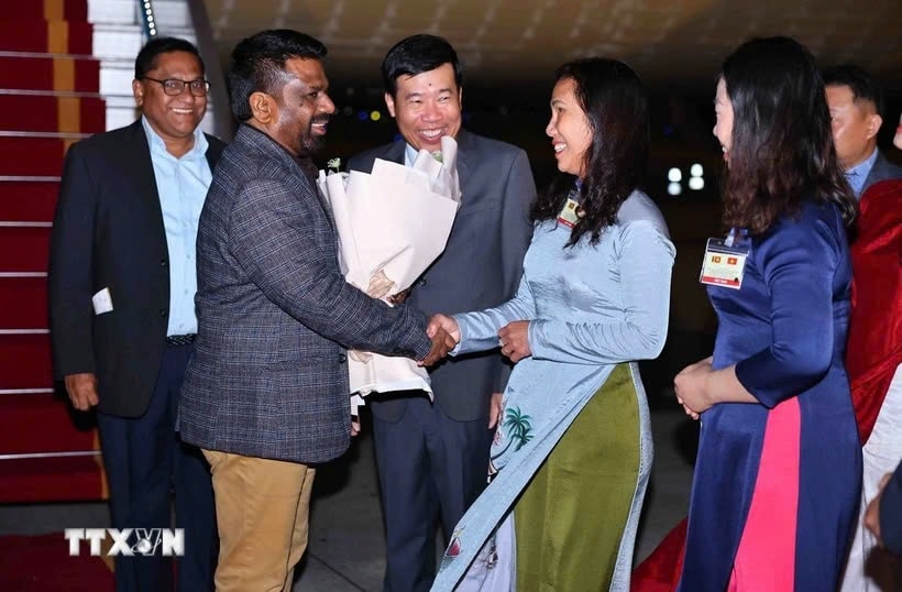 Tổng thống Sri Lanka đến Hà Nội, bắt đầu thăm Việt Nam - 1 Tổng thống Sri Lanka đến Hà Nội, bắt đầu thăm Việt Nam