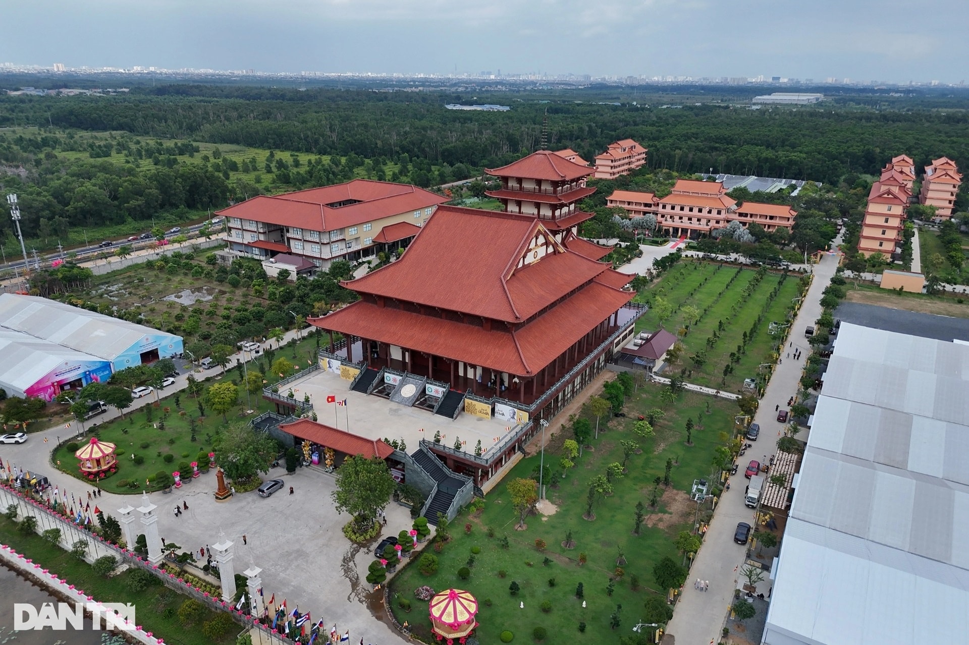Khai mạc triển lãm Phật giáo, thượng đại Phật kỳ 500m2 vào sáng 5/5 - 1 Khai mạc triển lãm Phật giáo, thượng đại Phật kỳ 500m2 vào sáng 5/5