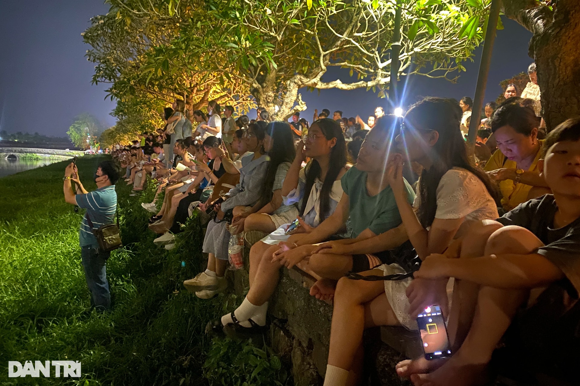 Khán giả hoảng hốt bỏ chạy, tránh hỏa pháo súng thần công ở Kỳ Đài Huế - 1 Khán giả hoảng hốt bỏ chạy, tránh hỏa pháo súng thần công ở Kỳ Đài Huế