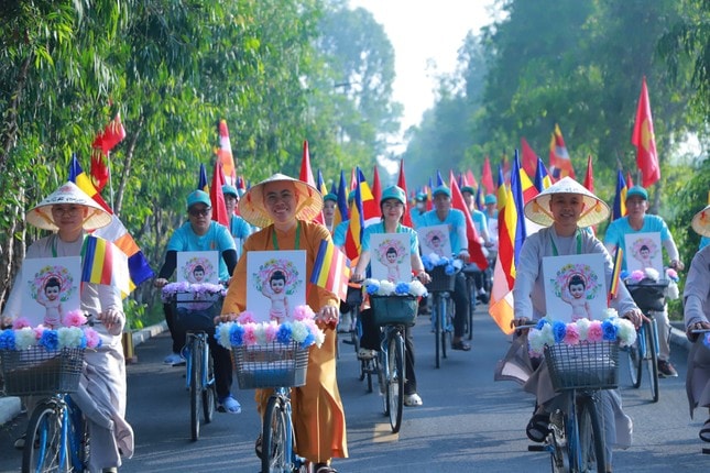 Đoàn diễu hành xuất phát từ chùa Thanh Tâm, đi qua công viên Láng Le, đến Học viện Phật giáo VN tại TP.HCM - Sơ sở 2, H.Bình Chánh Đoàn diễu hành xuất phát từ chùa Thanh Tâm, đi qua công viên Láng Le, đến Học viện Phật giáo VN tại TP.HCM - Sơ sở 2, H.Bình Chánh