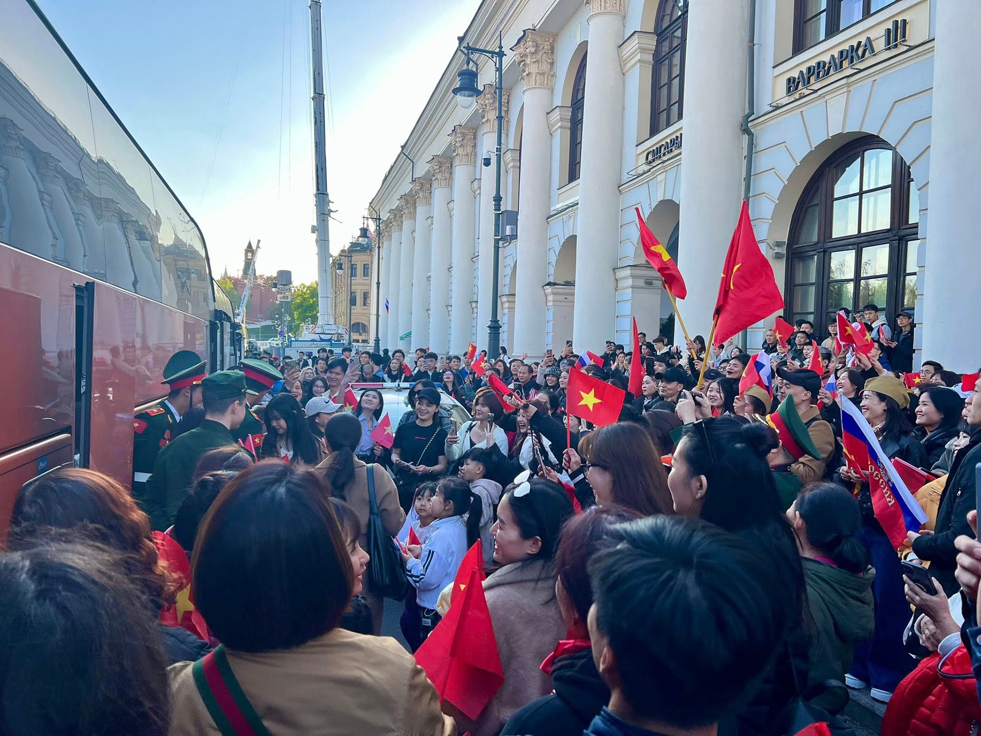 Kiều bào tại Nga nồng nhiệt đón đoàn Quân đội Việt Nam ở Quảng trường Đỏ Kiều bào tại Nga nồng nhiệt đón đoàn Quân đội Việt Nam ở Quảng trường Đỏ