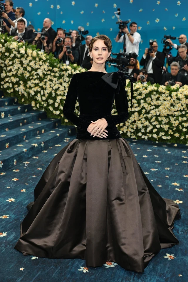 Nhẹ nhàng, trang nhã, và nữ tính chính là tạo hình Lana Del Rey mang đến Met Gala năm nay trong bộ váy bồng bềnh đến từ nhà mốt Valentino.