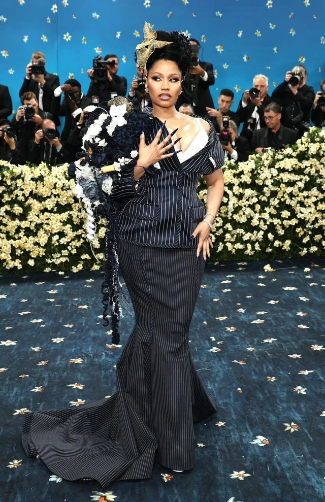 Nicki Minaj xuất hiện cùng bộ trang phục hoạ tiết kẻ của Thom Browne với điểm nhấn hoa cài ở vai độc lạ.