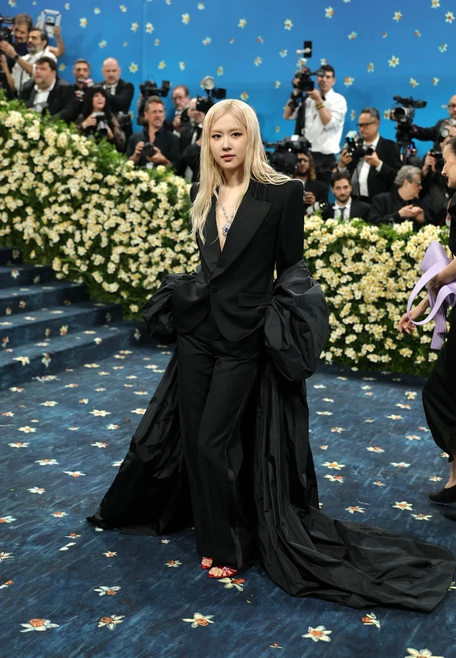 Rosé chắc hẳn là người dễ match với chủ đề của Met Gala nhất trong số các thành viên BLACKPINK khi cô từng không ít lần lựa chọn phong cách menswear tại sự kiện. Nàng đại sứ Saint Laurent khoắc lên mình bộ suit đen của nhà mốt với chiếc vòng cổ và nhẫn lấp lánh từ Tiffany & Co. Kiểu tóc wet hair vào nếp, gọn gàng cũng giúp diện mạo nữ idol thêm hút mắt.