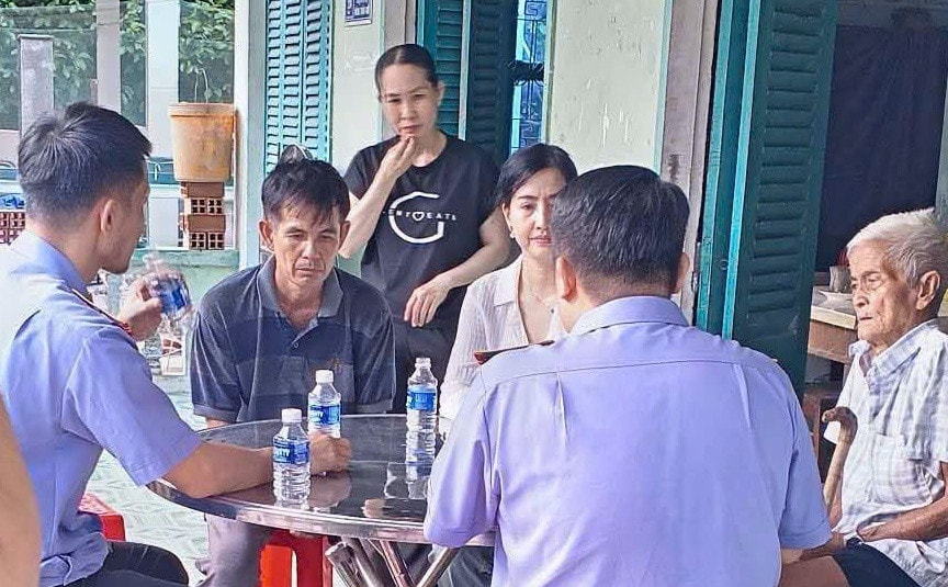 Cục điều tra VKSND tối cao đến tận nhà làm việc với mẹ nữ sinh ở Vĩnh Long Cục điều tra VKSND tối cao đến tận nhà làm việc với mẹ nữ sinh ở Vĩnh Long