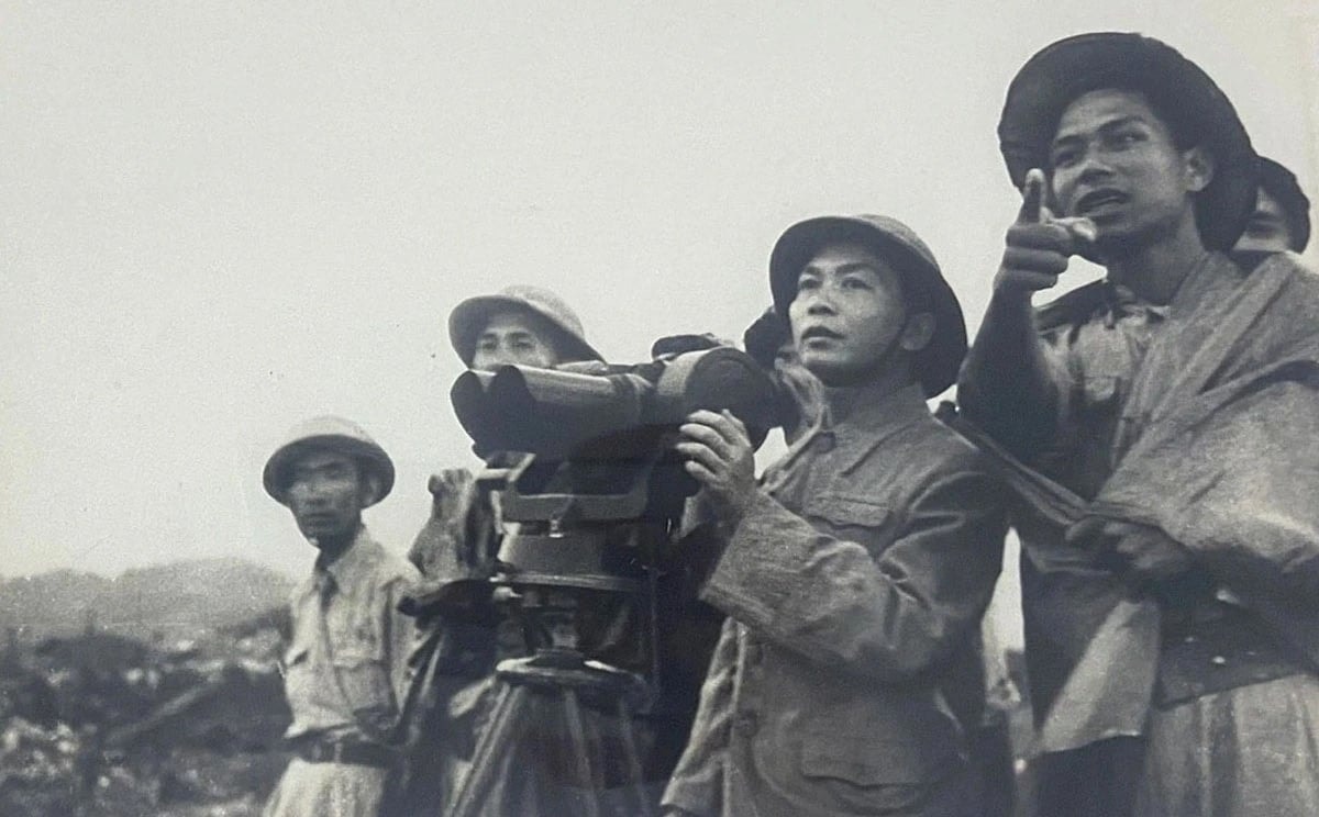 Sĩ quan tác chiến Đặng Quân Thụy (ngoài cùng, bên phải) báo cáo với Đại tướng Võ Nguyên Giáp tại đài quan sát ở mặt trận Điện Biên Phủ năm 1954. (Ảnh: Trung tâm Lưu trữ quốc gia III)