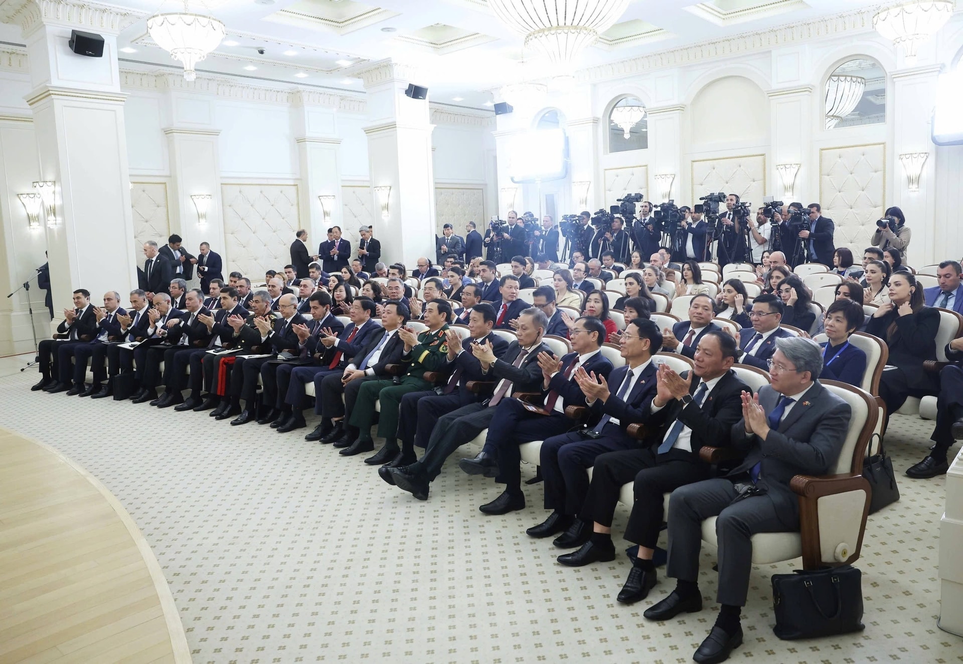 Thiết lập quan hệ Đối tác toàn diện Việt Nam - Azerbaijan - 2 Thiết lập quan hệ Đối tác toàn diện Việt Nam - Azerbaijan - 2