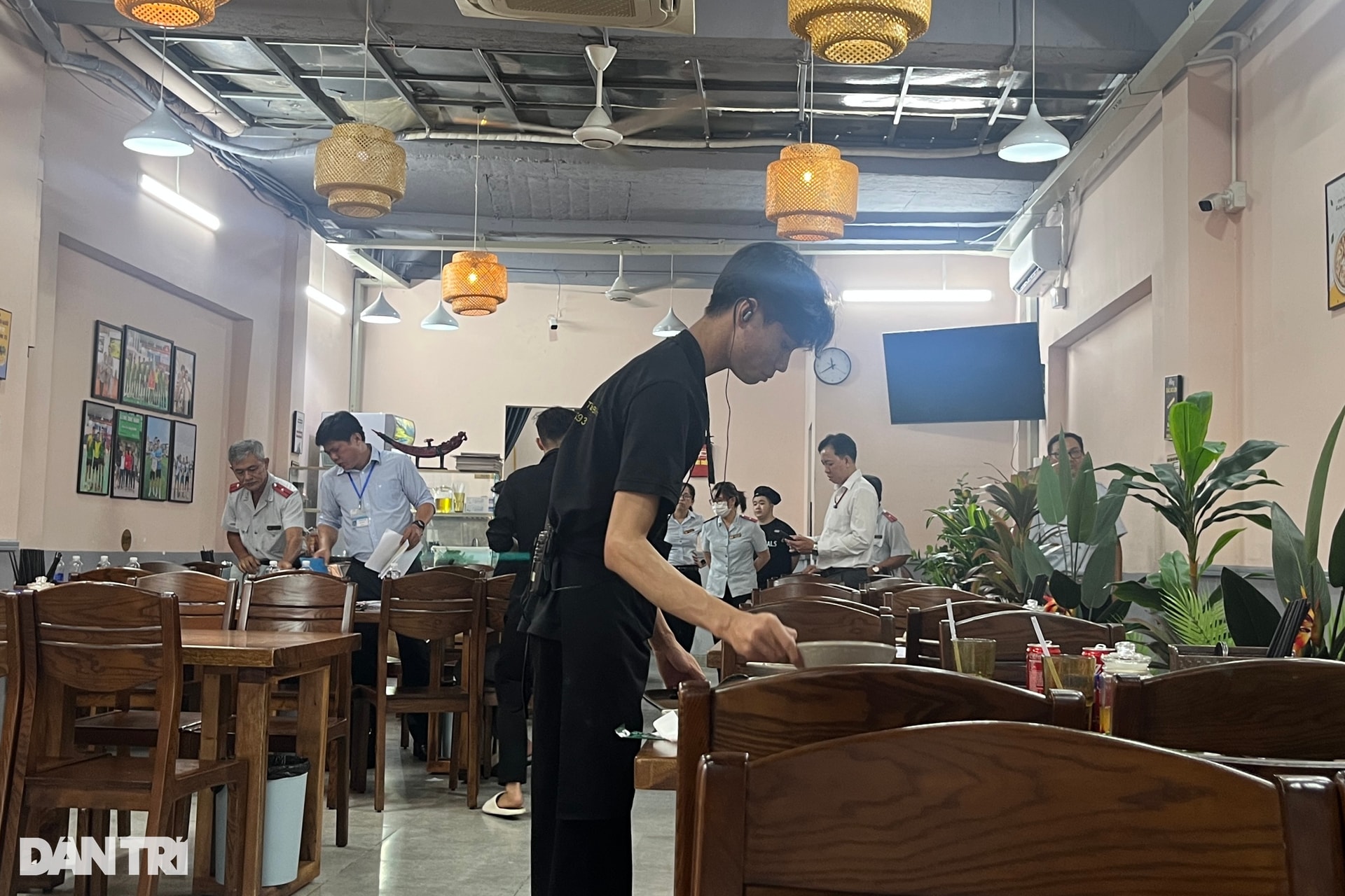Quán lòng xe điếu nổi tiếng TPHCM bị kiểm tra, tạm dừng đón khách - 1 Quán lòng xe điếu nổi tiếng TPHCM bị kiểm tra, tạm dừng đón khách