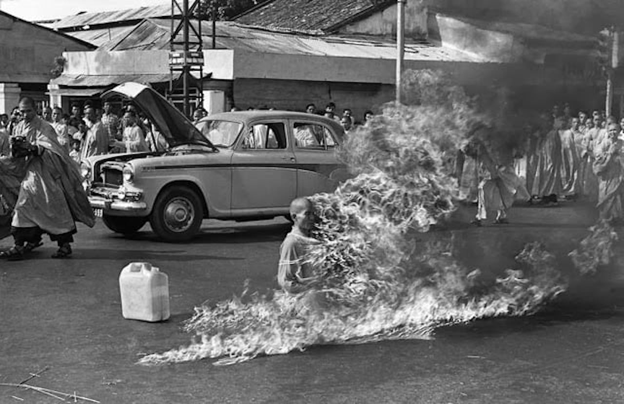 Ngồi yên trong lửa: Câu chuyện xá lợi trái tim làm rơi nước mắt người dân Ngồi yên trong lửa: Câu chuyện xá lợi trái tim làm rơi nước mắt người dân