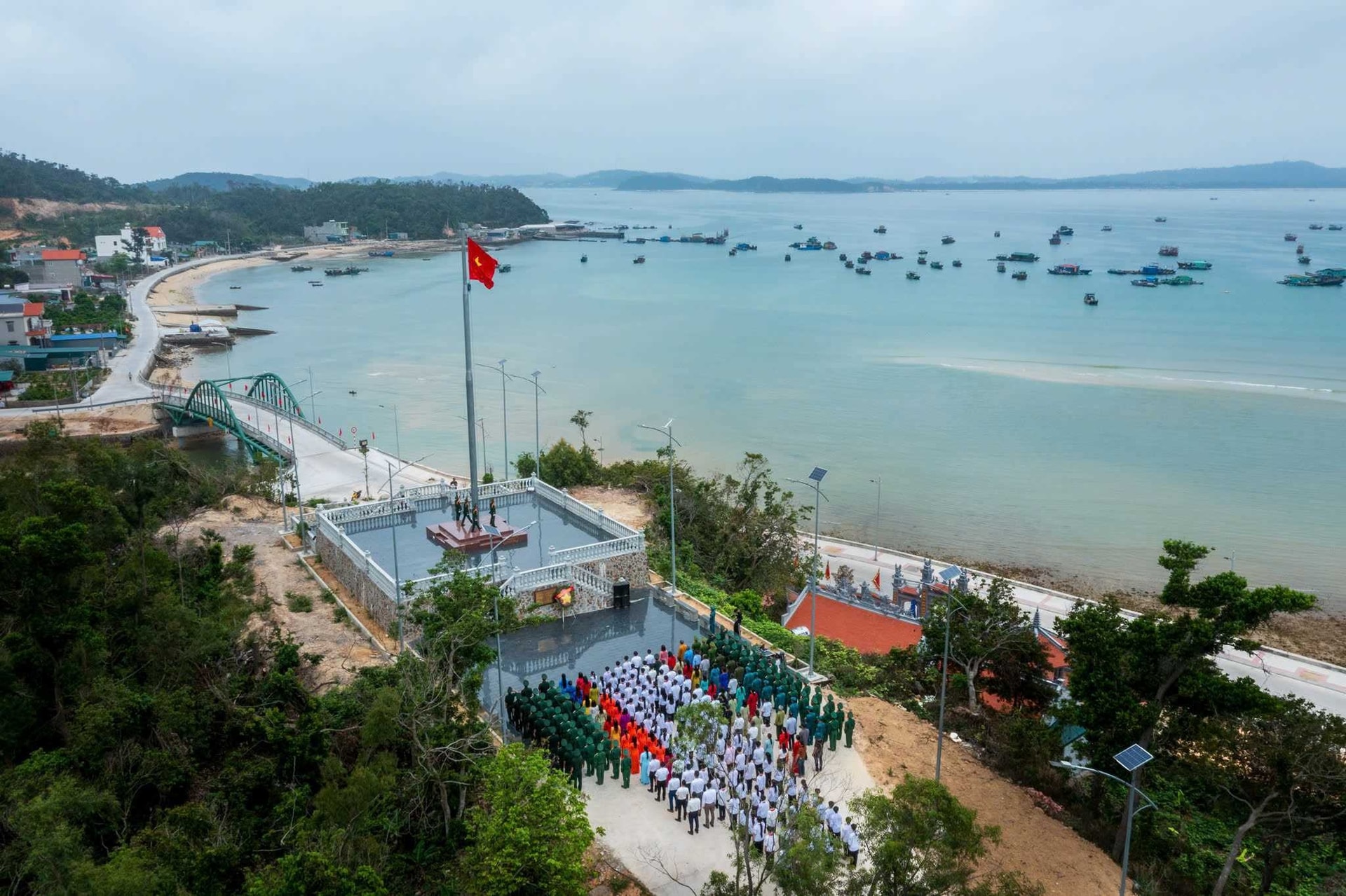 Hơn một nghìn người hát Quốc ca tại Lễ Thượng cờ trên đảo Cô Tô - 2 Hơn một nghìn người hát Quốc ca tại Lễ Thượng cờ trên đảo Cô Tô - 2