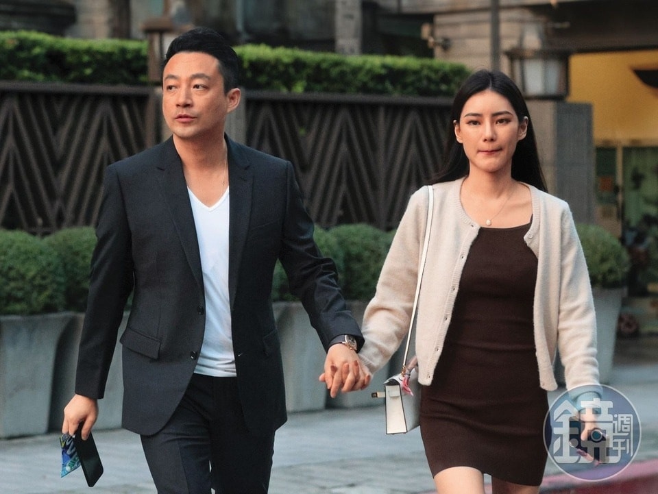 Hơn 3.000 bức ảnh nóng của vợ bị phát tán, Uông Tiểu Phi phản ứng thế nào? - 2 Hơn 3.000 bức ảnh nóng của vợ bị phát tán, Uông Tiểu Phi phản ứng thế nào? - 2