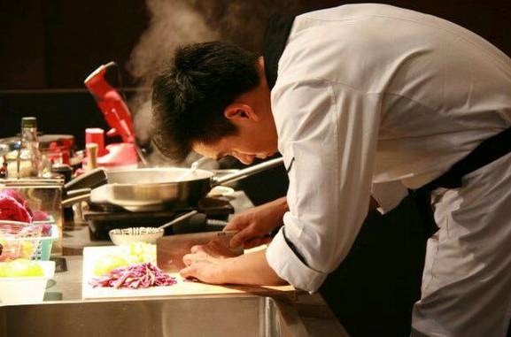 Bữa ăn ấm áp hơn khi người chồng, người cha vào bếp (Ảnh minh họa)