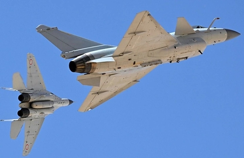Tiêm kích J-10C Trung Quốc có công nghệ gì mà khiến F-16 Mỹ khiếp sợ?
