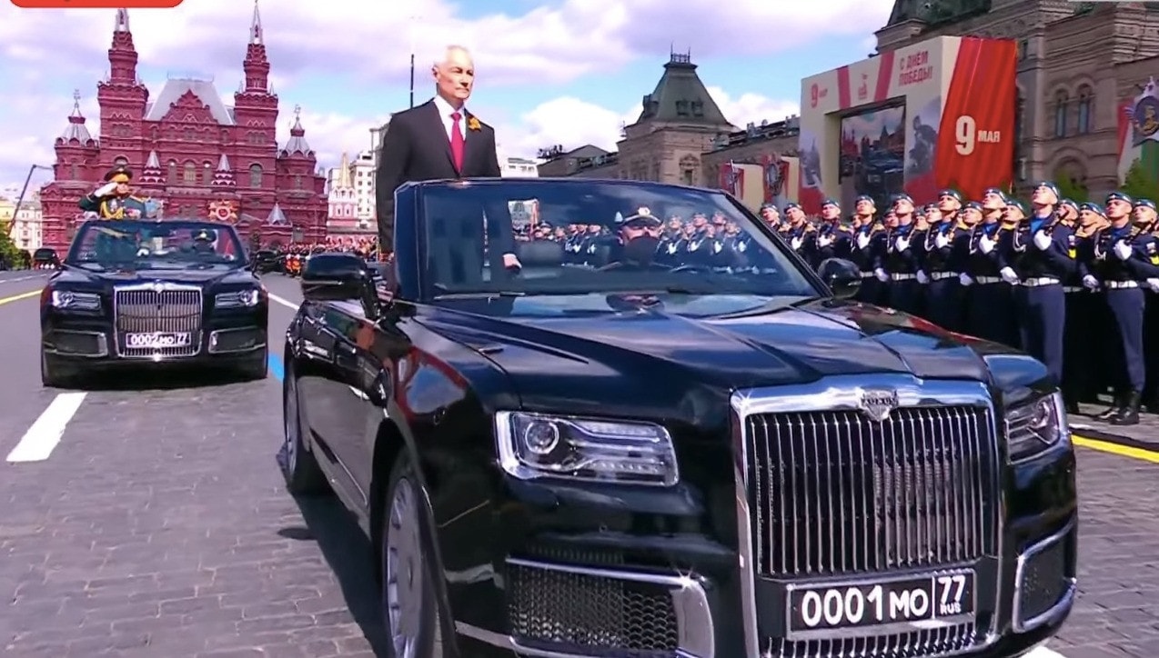 Aurus Senat: Niềm tự hào của nước Nga xuất hiện oai hùng tại Quảng trường Đỏ Aurus Senat: Niềm tự hào của nước Nga xuất hiện oai hùng tại Quảng trường Đỏ