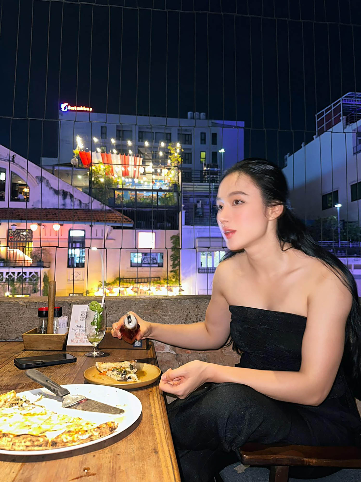 Angela Phương Trinh gây sốc với body vạm vỡ ra đường đàn ông nhìn xanh mặt