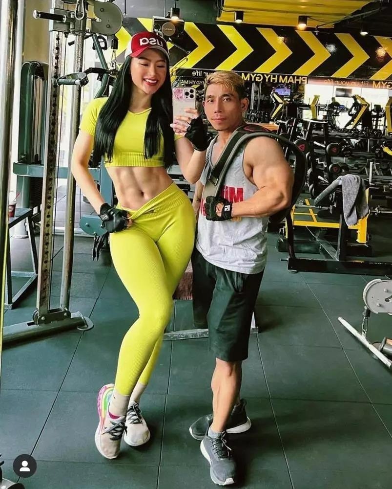 Angela Phương Trinh gây sốc với body vạm vỡ ra đường đàn ông nhìn xanh mặt