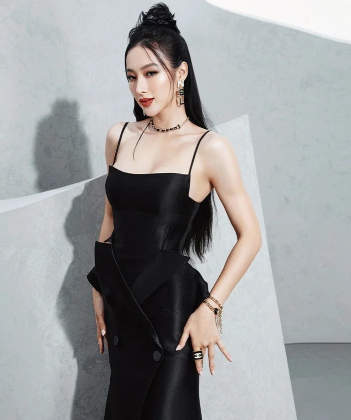Angela Phương Trinh gây sốc với body vạm vỡ ra đường đàn ông nhìn xanh mặt
