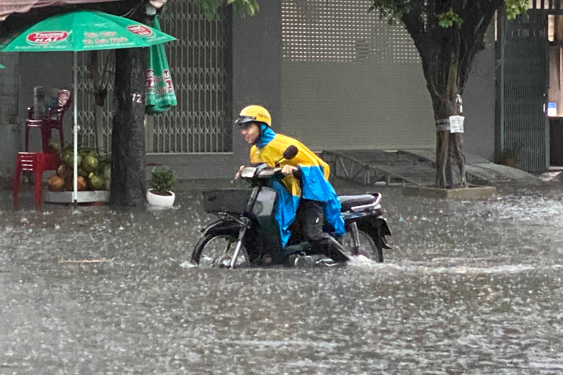 Mưa lớn trên 150mm từ sáng ở TPHCM, nhiều tuyến đường ngập nặng - 2 Mưa lớn trên 150mm từ sáng ở TPHCM, nhiều tuyến đường ngập nặng - 2